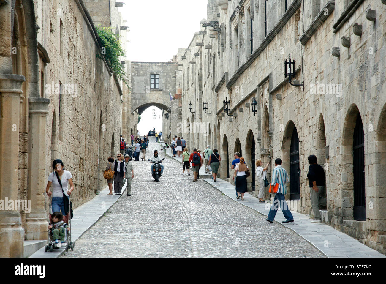 L'Avenue des chevaliers dans la vieille ville de Rhodes, Rhodes, Grèce. Banque D'Images