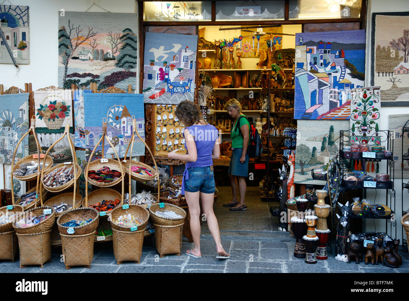 Souvenirs Shop dans la vieille ville de Rhodes, Rhodes, Grèce. Banque D'Images