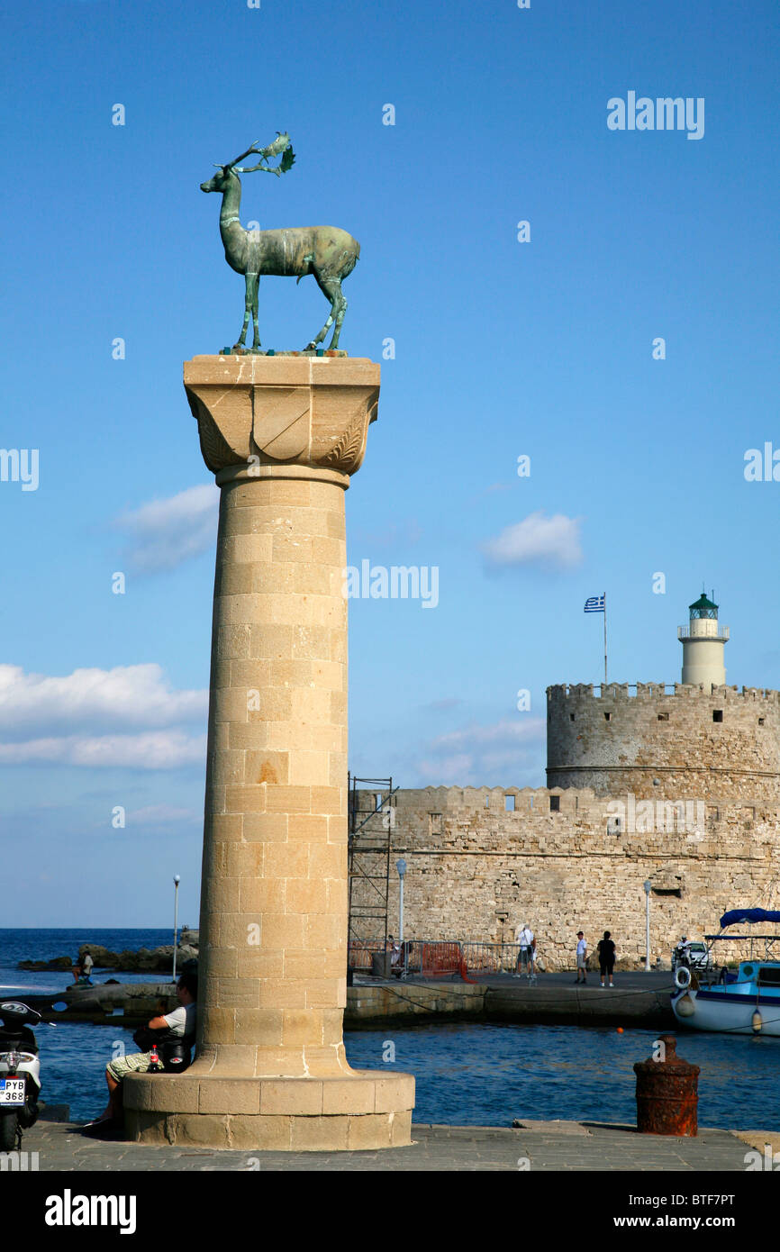Les cerfs, symbole de la ville, à l'entrée du port de Mandraki, Rhodes, Grèce. Banque D'Images