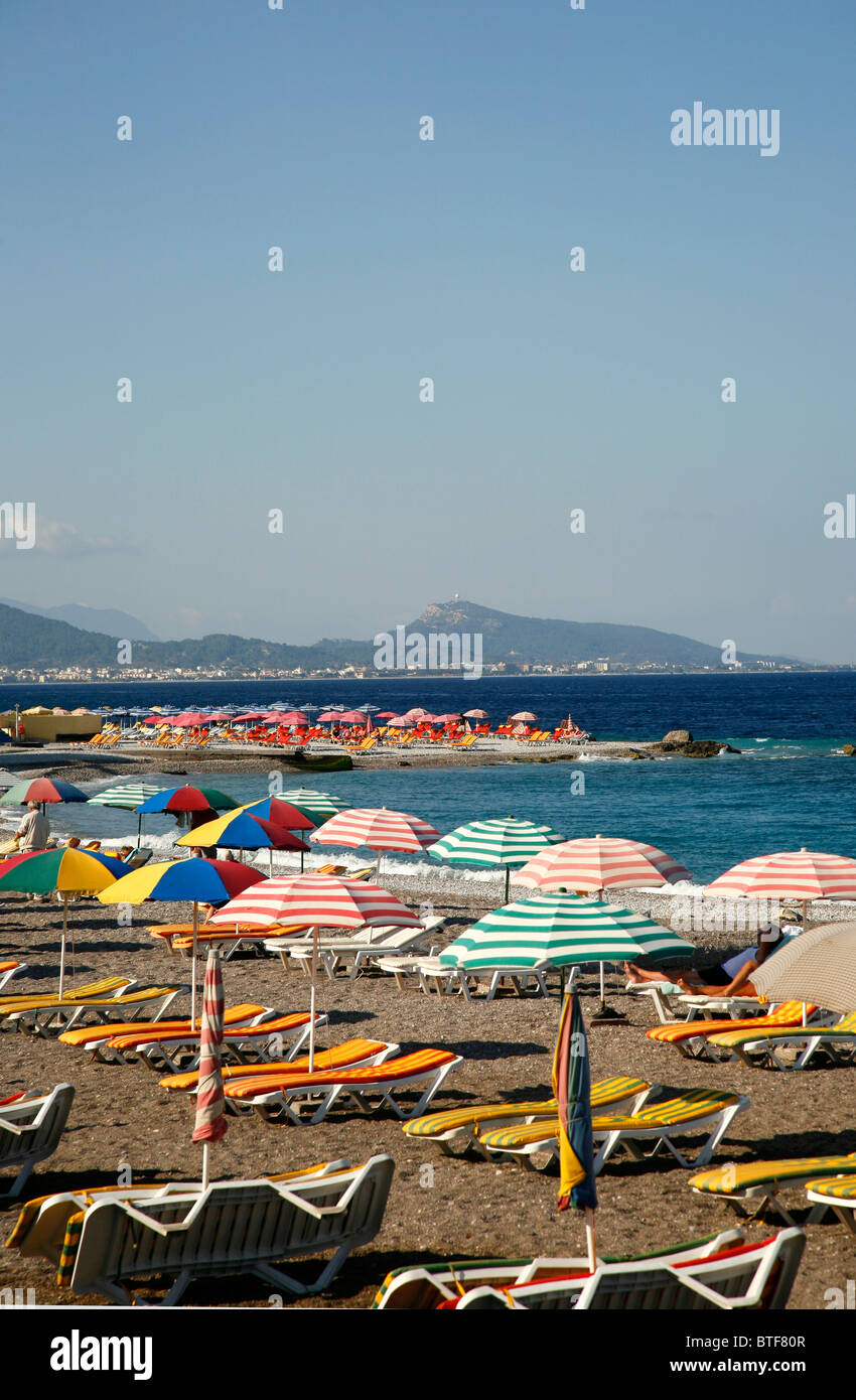 Vue sur plage Elli, la plage principale de la ville de Rhodes, Rhodes, Grèce. Banque D'Images
