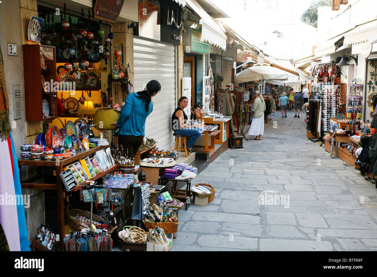 Les gens à Apelou Ifestou rue piétonne avec de nombreuses boutiques de souvenirs dans la ville de Kos, Kos, Grèce. Banque D'Images