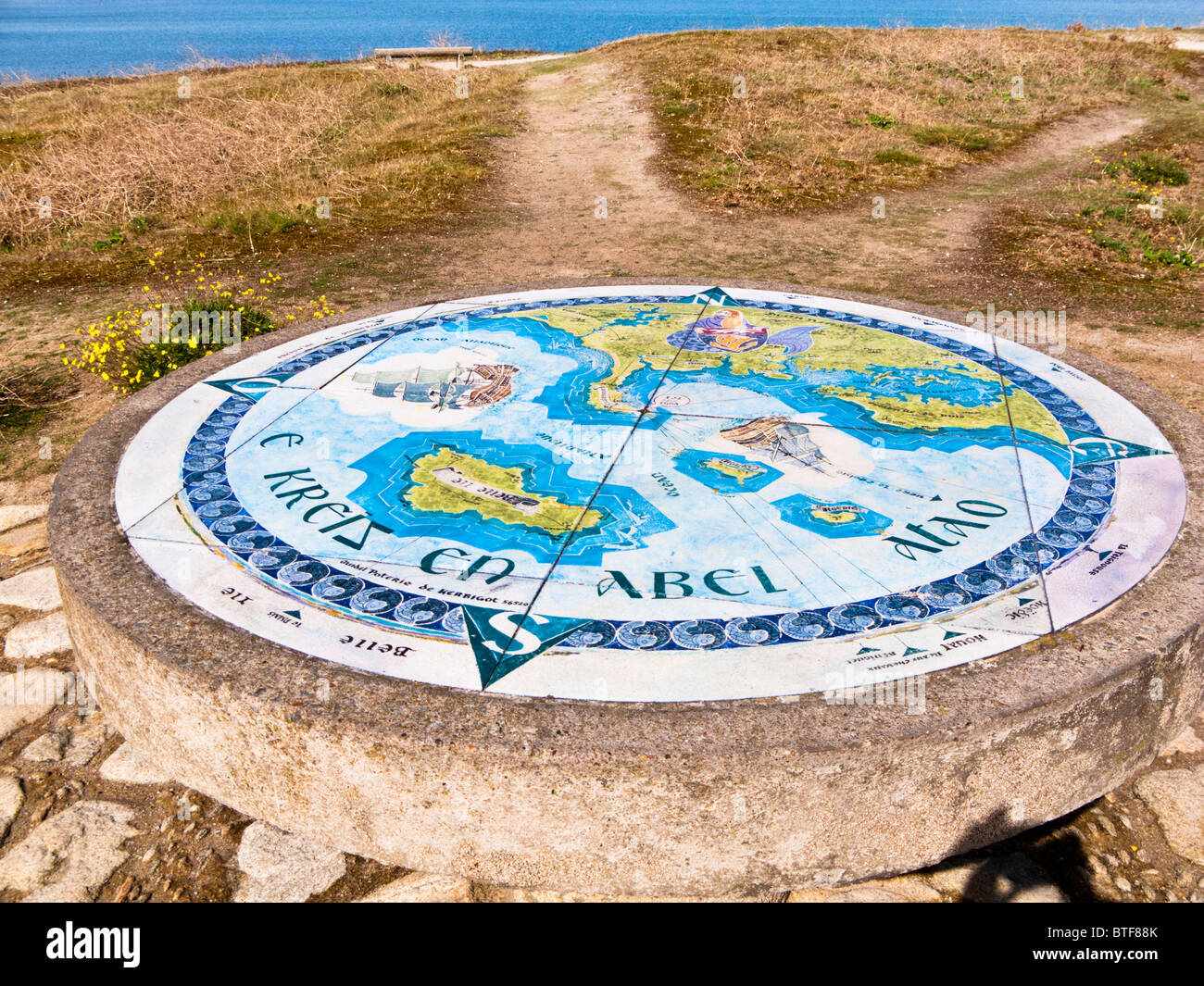 Table d'orientation montrant îles au large de la côte de la presqu'île de Quiberon Morbihan Bretagne France Banque D'Images