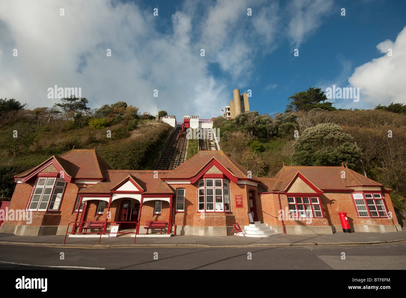 La Leas Cliff entraînés par l'eau Ascenseur ascenseur funiculaire équilibré a ouvert en 1885 la ville de Folkestone Kent England UK Banque D'Images