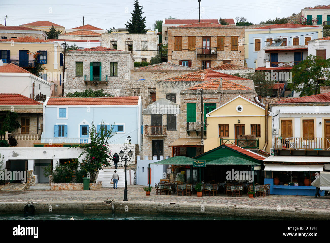 Vue sur le village portuaire Emborios, Halki, Grèce. Banque D'Images