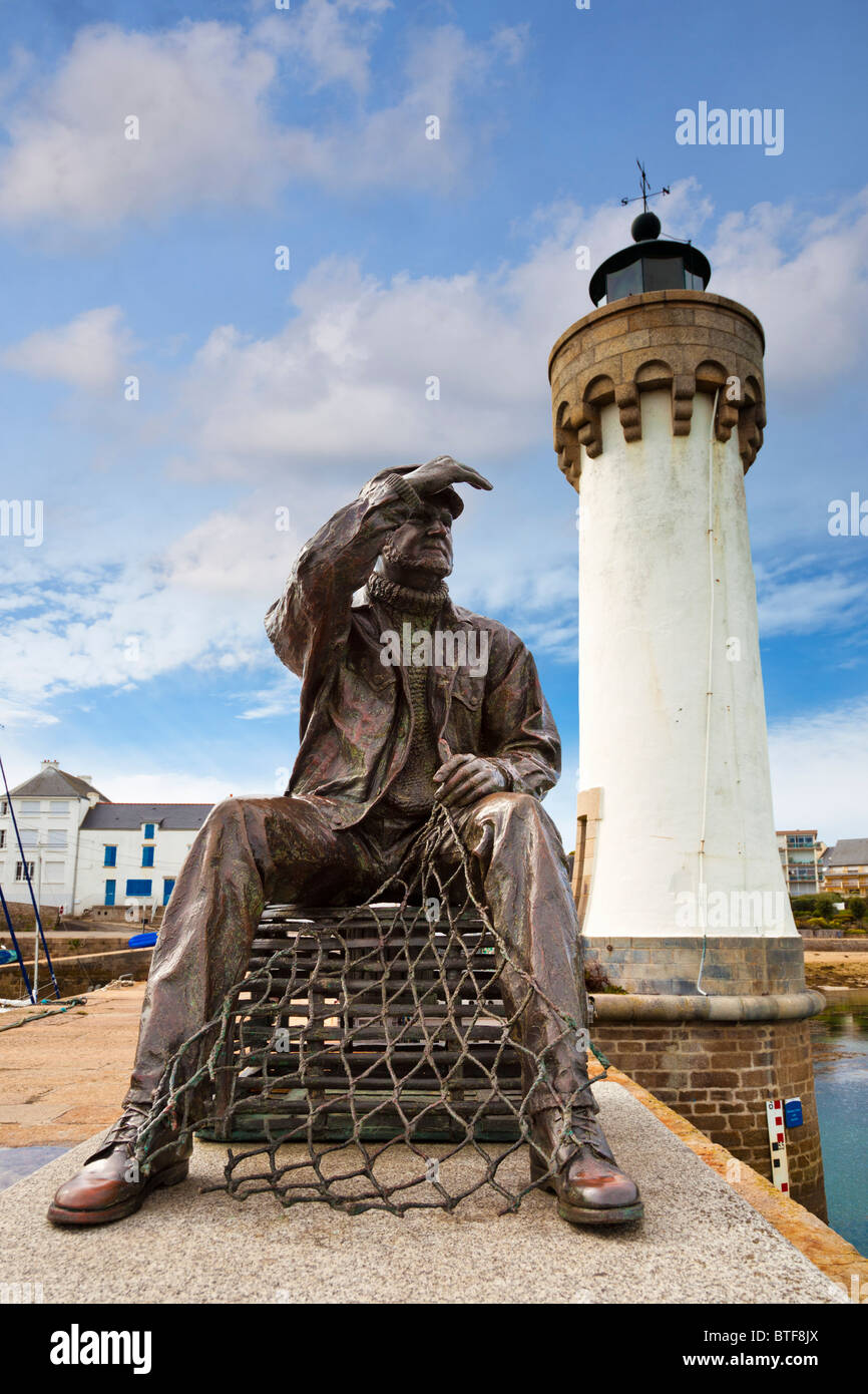 Statue de pêcheur et phare dans le port de Port Haliguen, Morbihan, Bretagne, France, Europe Banque D'Images