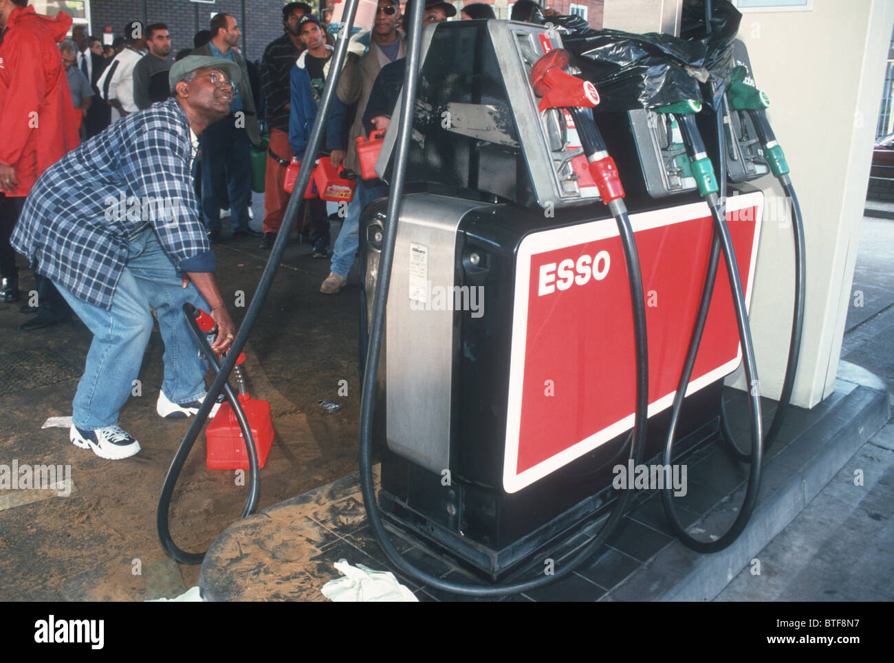 Files d'attente AUX POMPES À ESSENCE AU Royaume-uni EN RAISON DE LA PÉNURIE DE CARBURANT CAUSÉE PAR DES ACTIONS ET DES GRÈVES EN 2000 Banque D'Images