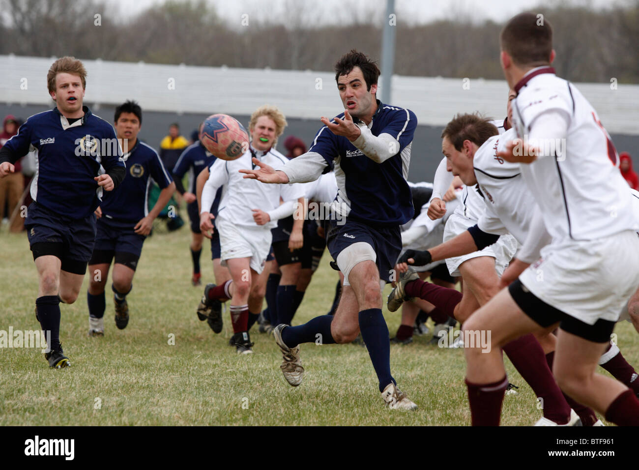 Un joueur de l'université de Yale passe le ballon contre Virginia Tech à l'occasion d'un match au tournoi de Rugby annuelle Cherry Blossom Banque D'Images