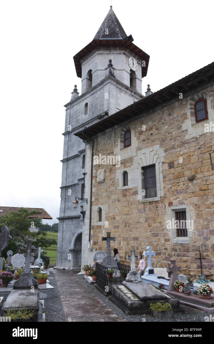 Église et cimetière du village d'Ainhoa, Pays Basque, France Banque D'Images