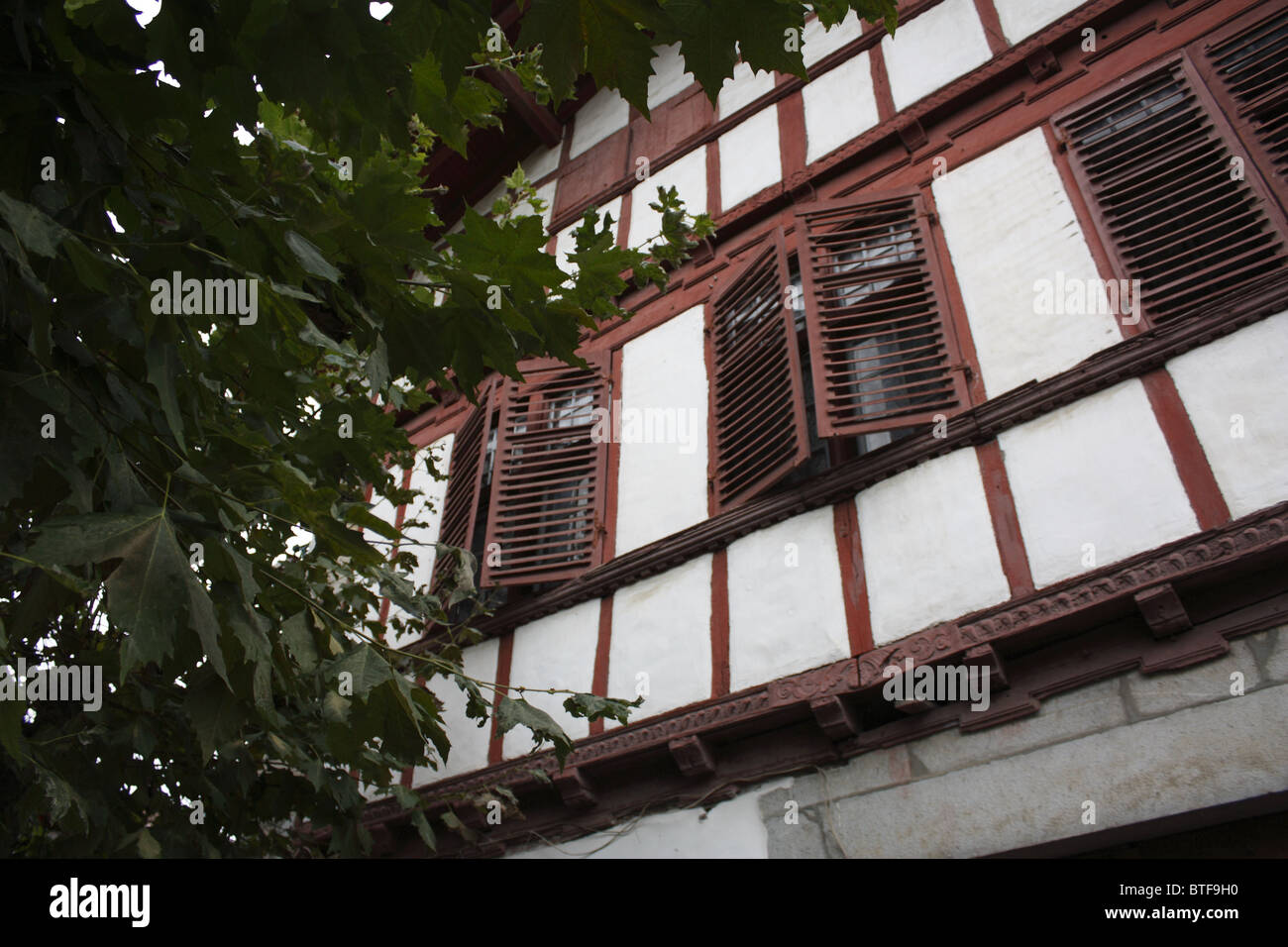 Les fenêtres sont fermées, Ainhoa, Pays Basque, France Banque D'Images