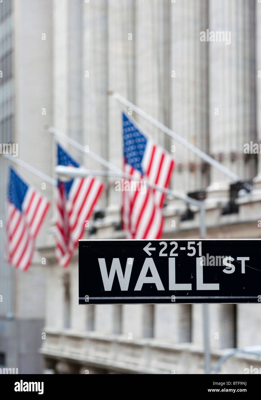 Détail de Wall Street signe avec les drapeaux sur la Bourse de New York City Manhattan arrière Banque D'Images