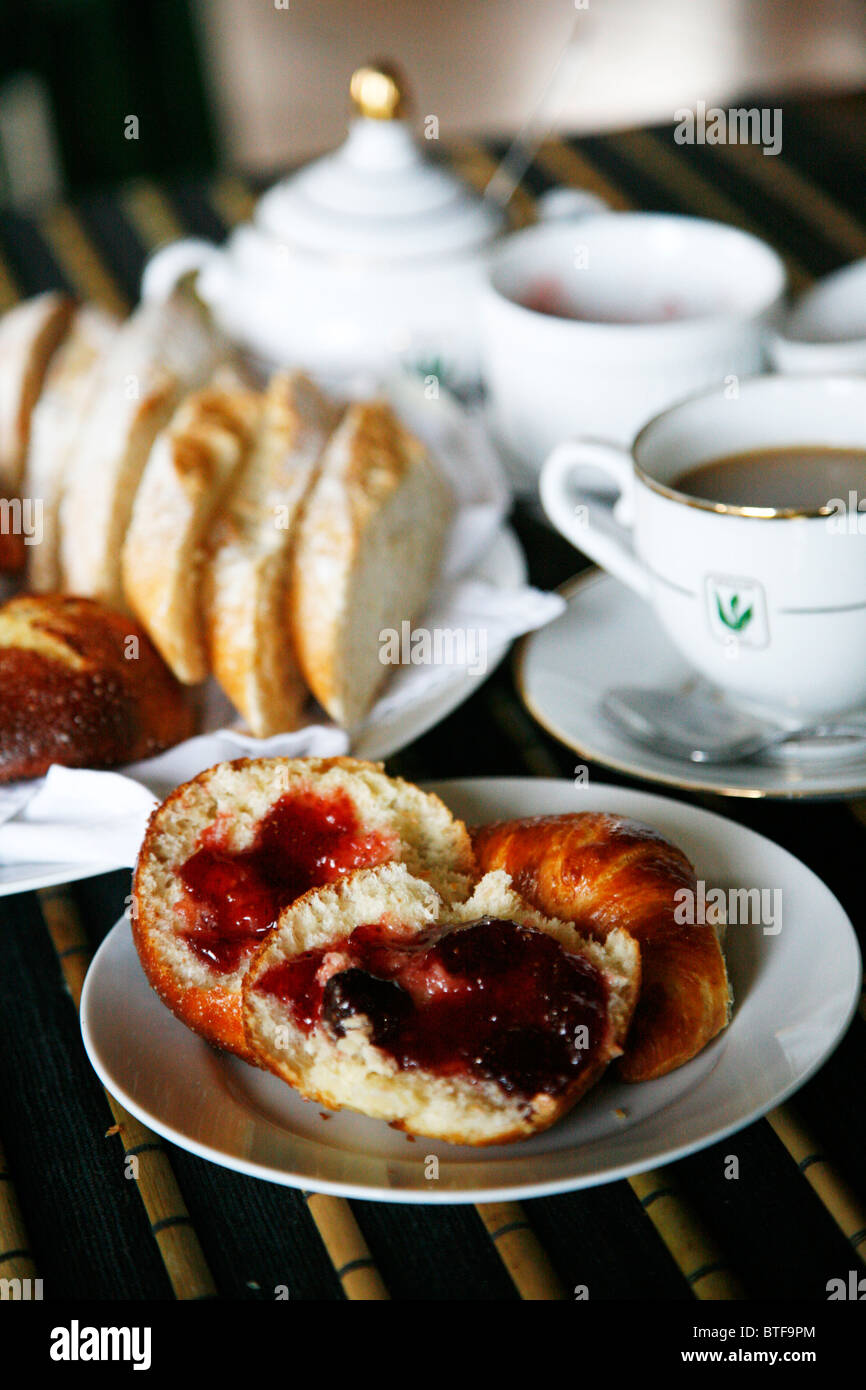 Du thé et des scones au Governors Chalets Hôtel à Nuwara Eliya, Sri Lanka. Banque D'Images