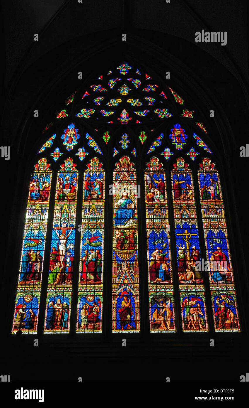 Vitrail dans le transept sud de la cathédrale de la Sainte Trinité, Chichester. Banque D'Images