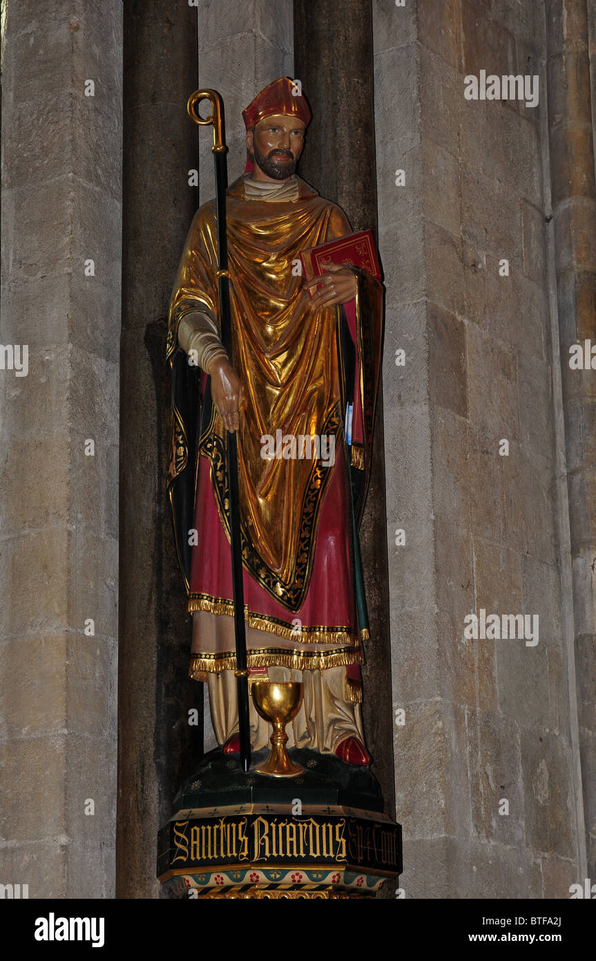 La statue de Saint Richard par Randoll film noir qui se tient près de son lieu de culte. Cathédrale de la Sainte Trinité, Chichester. Banque D'Images