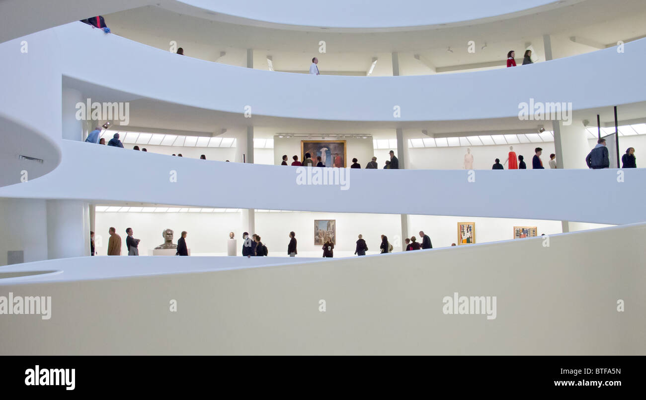 Intérieur du Musée Guggenheim de Manhattan New York USA Banque D'Images