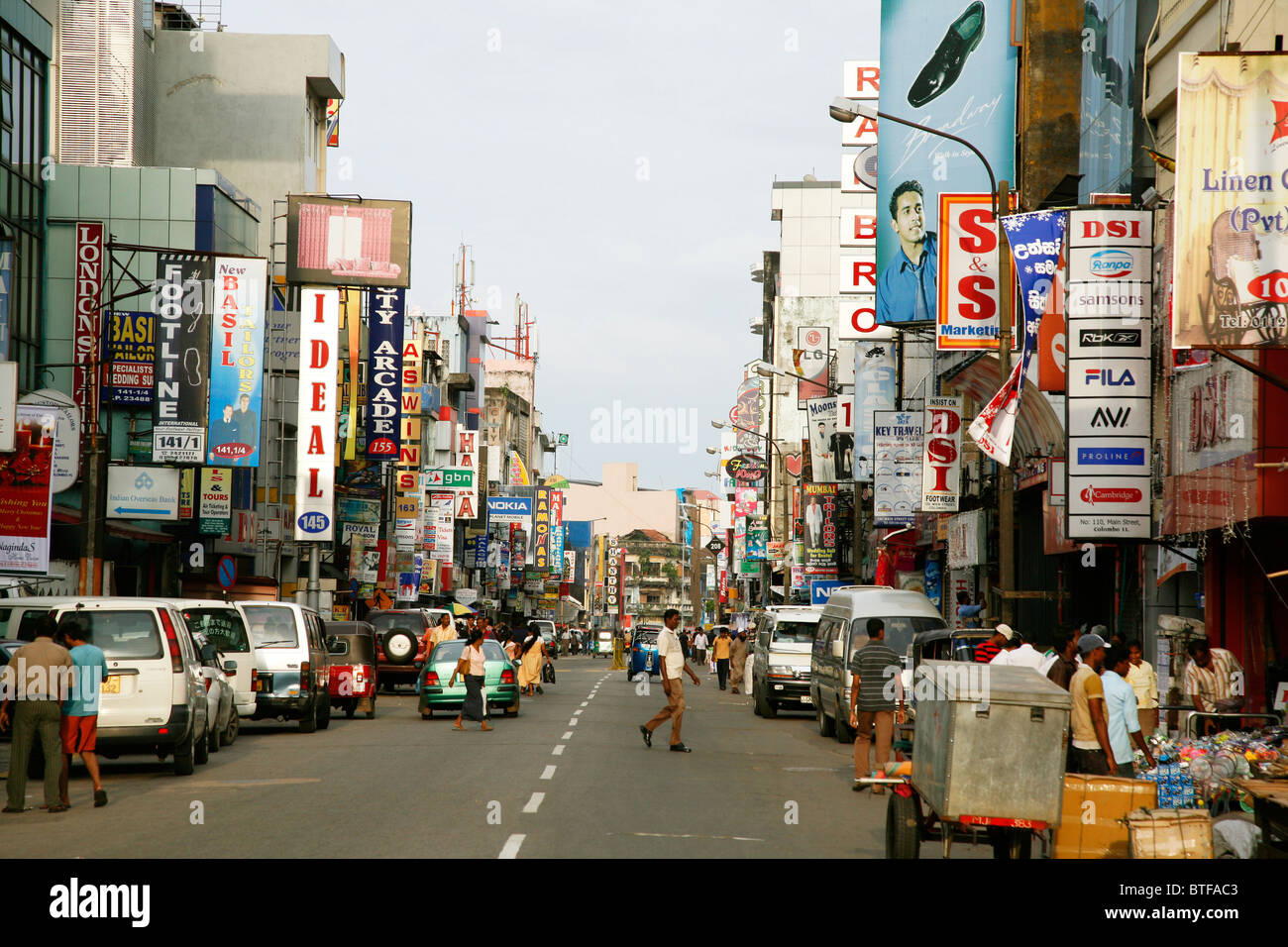 Rue principale dans le quartier de Pettah, Colombo, Sri Lanka. Banque D'Images