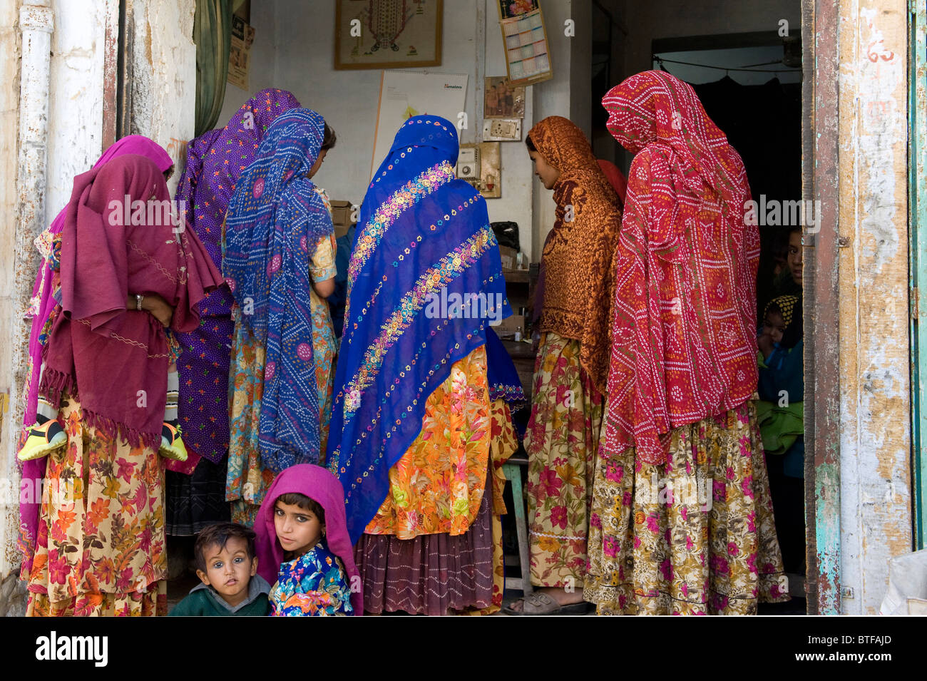 Les femmes se rassemble pour vaccin pour les enfants à Jaisalmer, Rajasthan, Inde. Banque D'Images