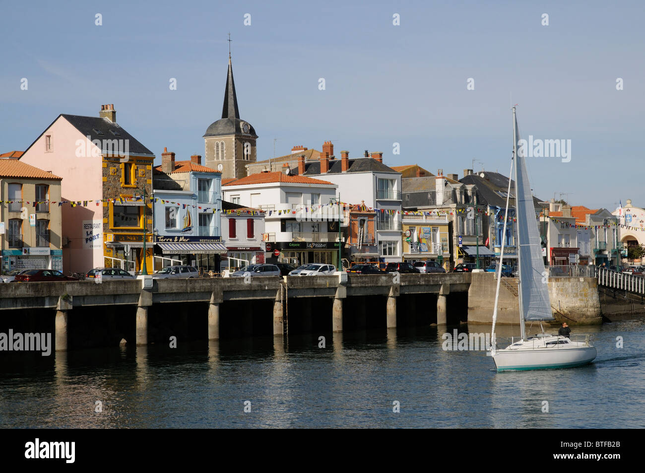 Façon de faire voile Océan Atlantique sur le canal entre La Chaume et Les  Sables d' Olonne en Vendée de France Photo Stock - Alamy