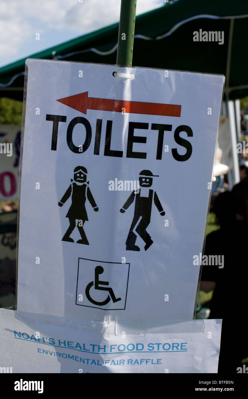 Un drôle de signe des toilettes à la foire de l'environnement, Carshalton Park, Londres, 2010. Banque D'Images
