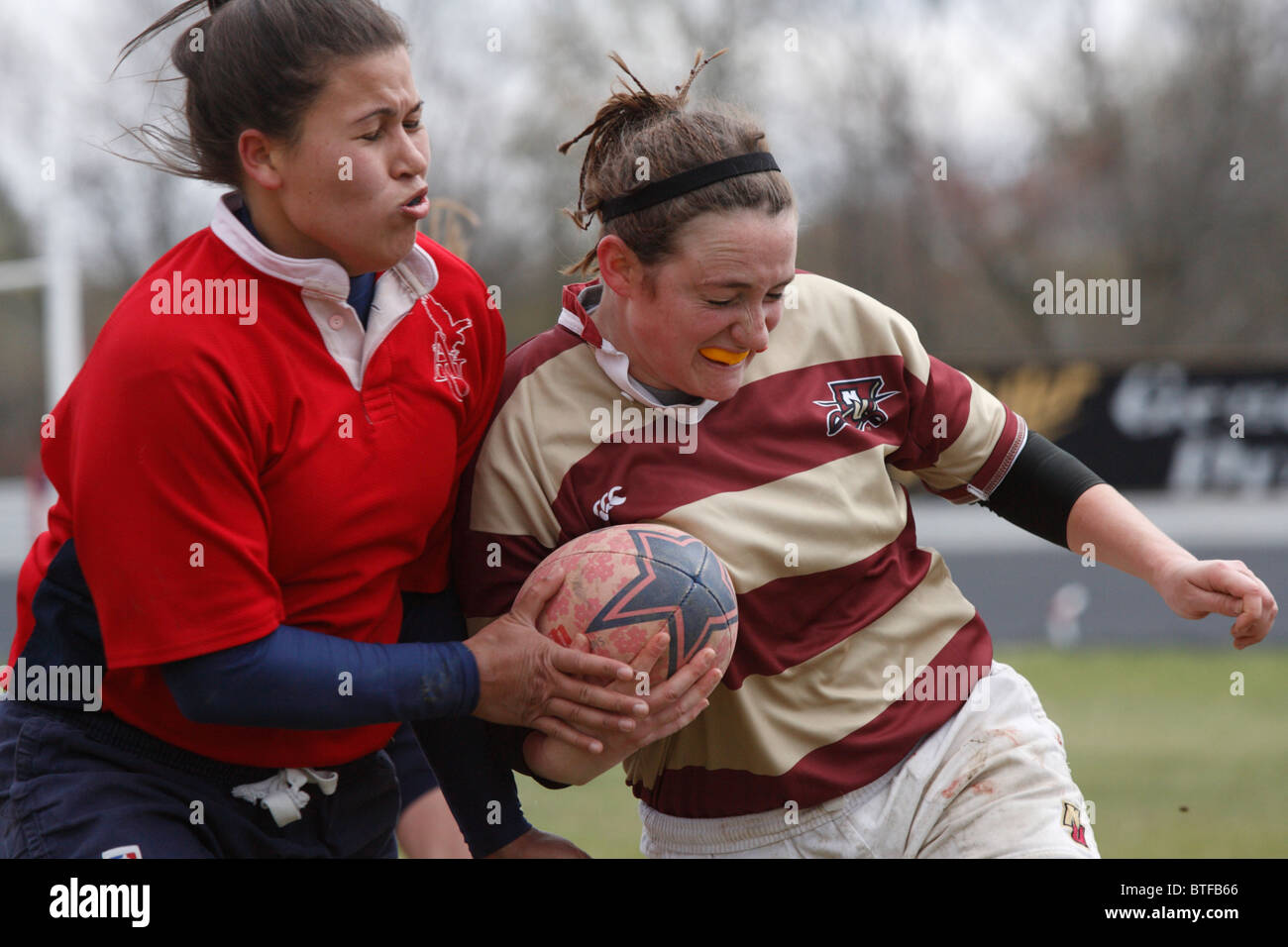 Un joueur de l'Université américaine (l) et un adversaire de l'Université Norwich (R) s'affrontent lors d'un match de rugby féminin. Usage éditorial exclusif. Utilisation commerciale interdite. Banque D'Images