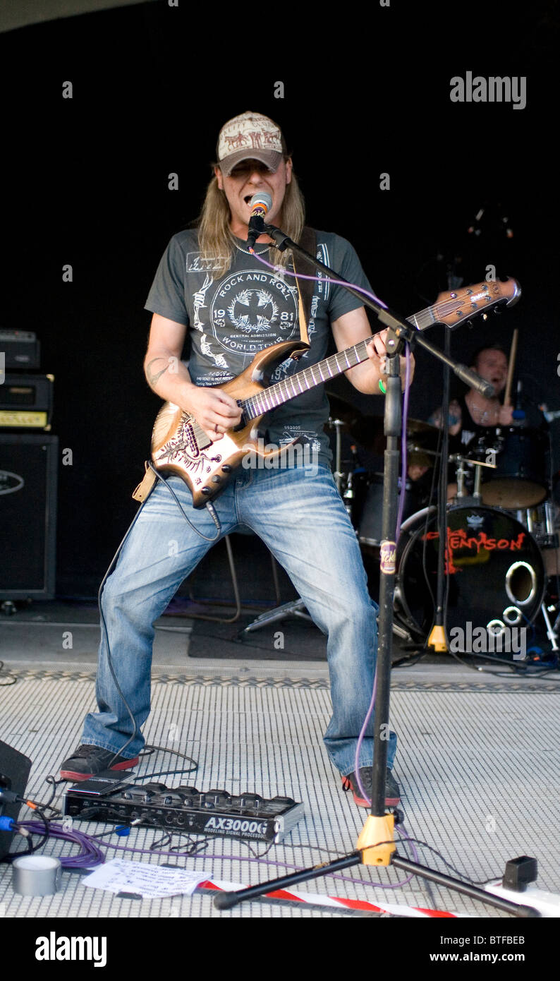 Rock Band Tennyson jouer sur la scène principale à la foire de l'environnement, à Carshalton Park, Londres, 2010. Banque D'Images