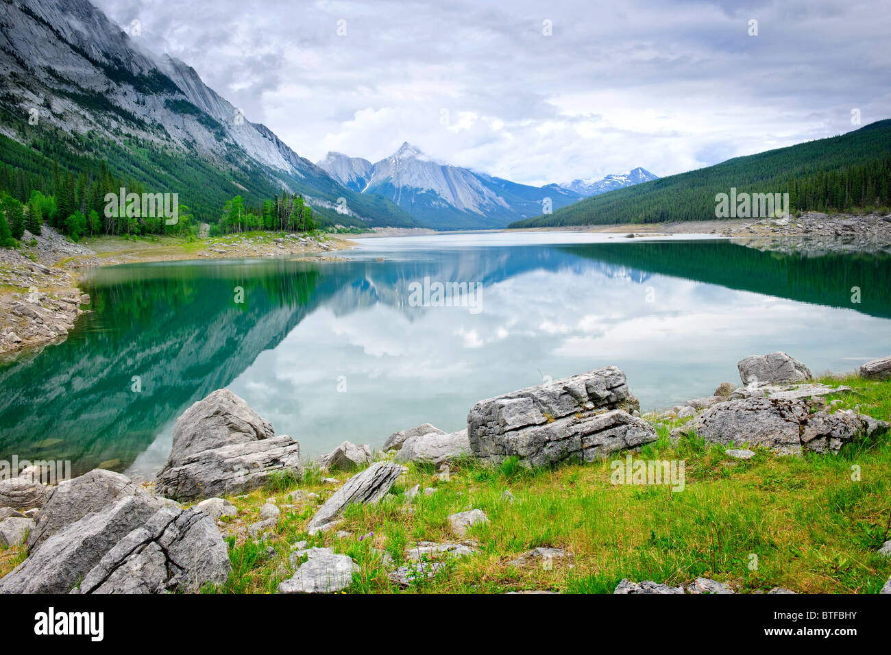 Montagne se reflétant dans le lac Medicine dans le Parc National de Jasper, Canada Banque D'Images