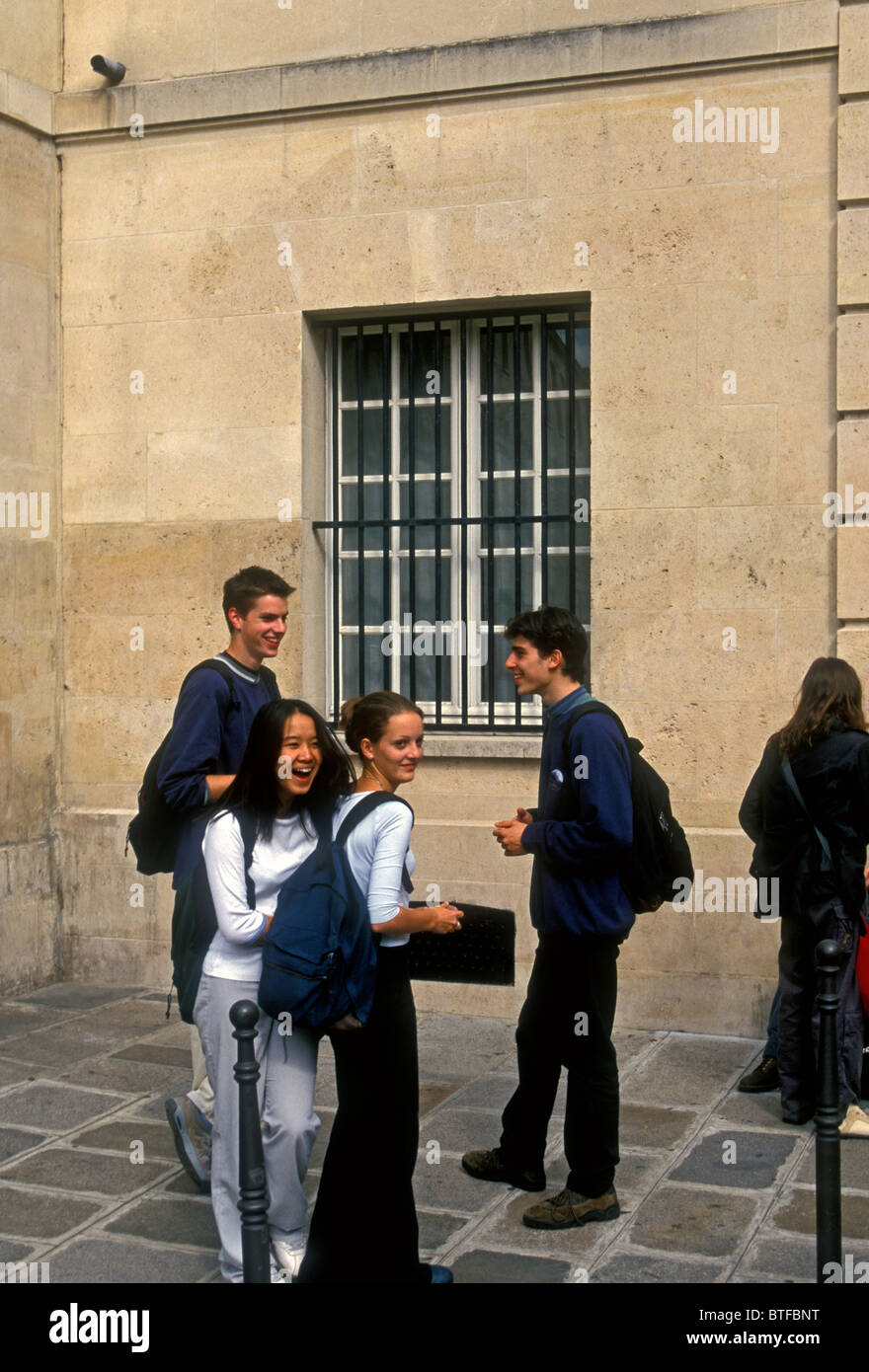 Le français aux élèves du secondaire des écoliers et des écolières se réunissant à la récréation au Lycée Charlemagne dans le quartier du Marais à Paris France Banque D'Images
