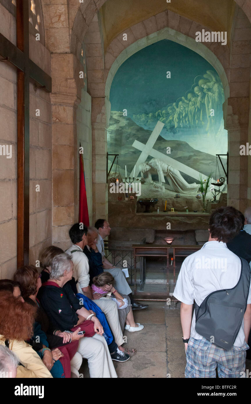 Pèlerins priant dans la chapelle à la station IV du chemin de la croix. Vieille ville de Jérusalem Banque D'Images