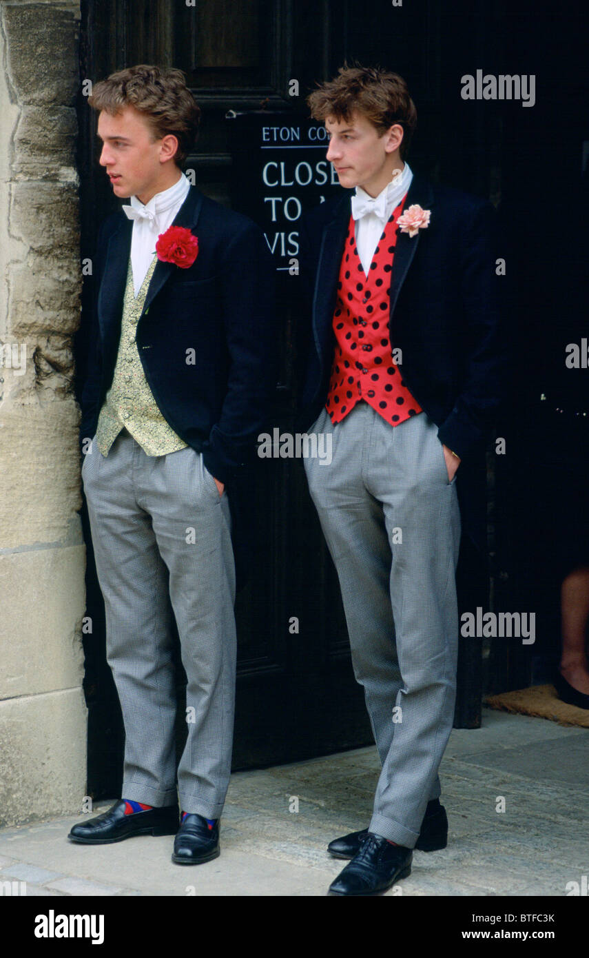 Deux garçons en Eton avec gilets colorés cravate blanche et la queue comme  le traditionnel uniforme de l'école d'Eton Eton, Berkshire, Royaume-Uni  Photo Stock - Alamy