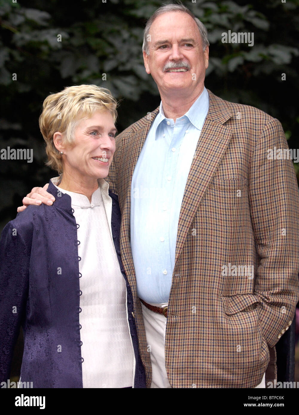L'acteur John Cleese et sa femme, Alice Cleese, arriver à se joindre à d'autres célébrités pour une partie à Carlyle Square, Chelsea, Londres Banque D'Images