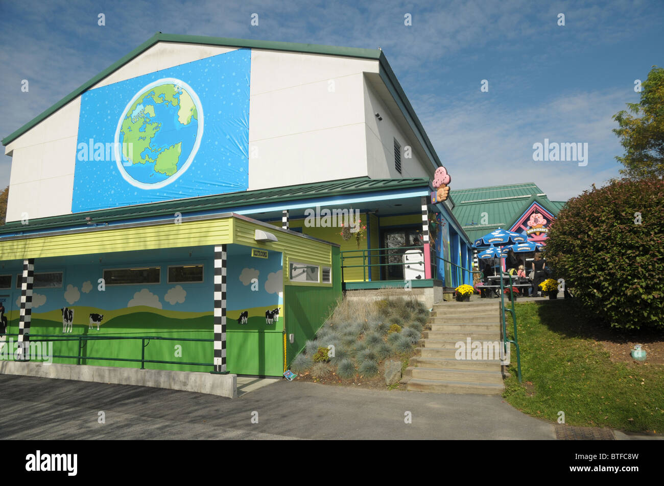 Les touristes entrez la glace Ben & Jerry's entrée de l'usine. Banque D'Images