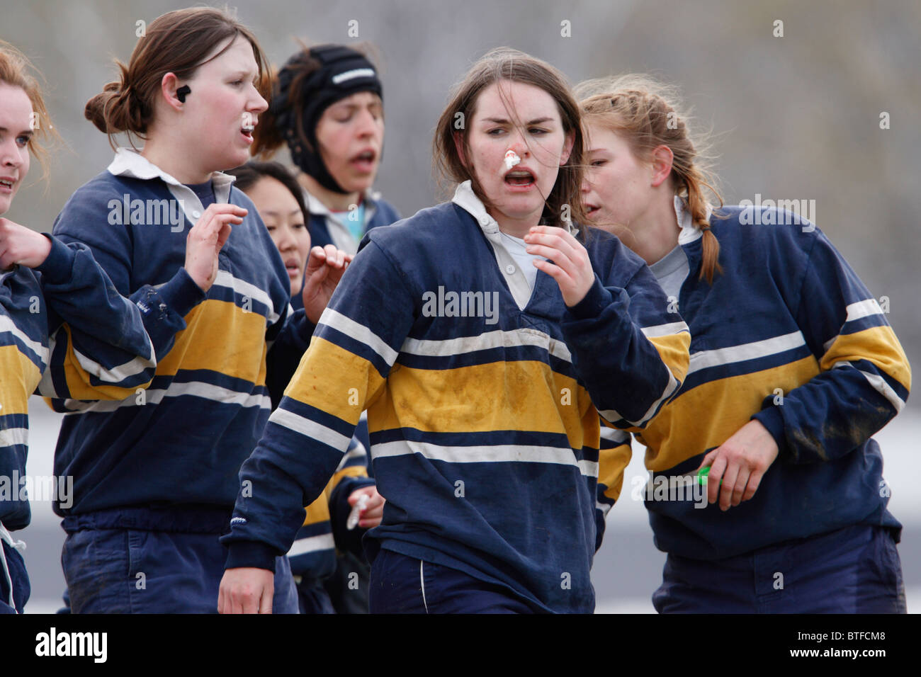 Joueuses de rugby de l'Université de Pittsburgh lors d'une pause dans l'action contre l'Université de Salisbury. Usage éditorial exclusif. Utilisation commerciale interdite. Banque D'Images