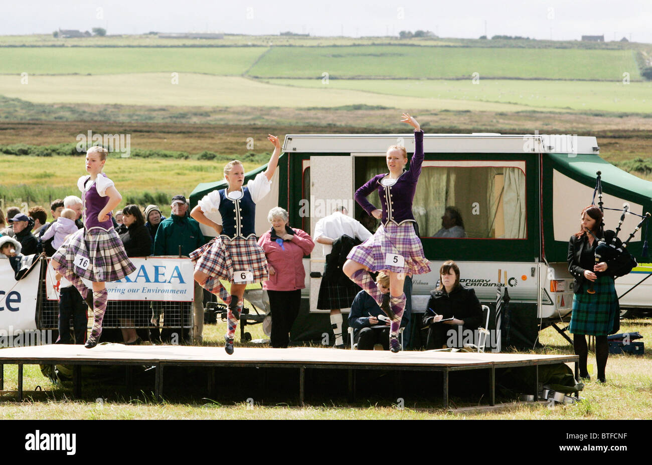 Danseurs écossais de prendre part à l'Highland Mey Jeux dans le Caithness, en Écosse. Banque D'Images