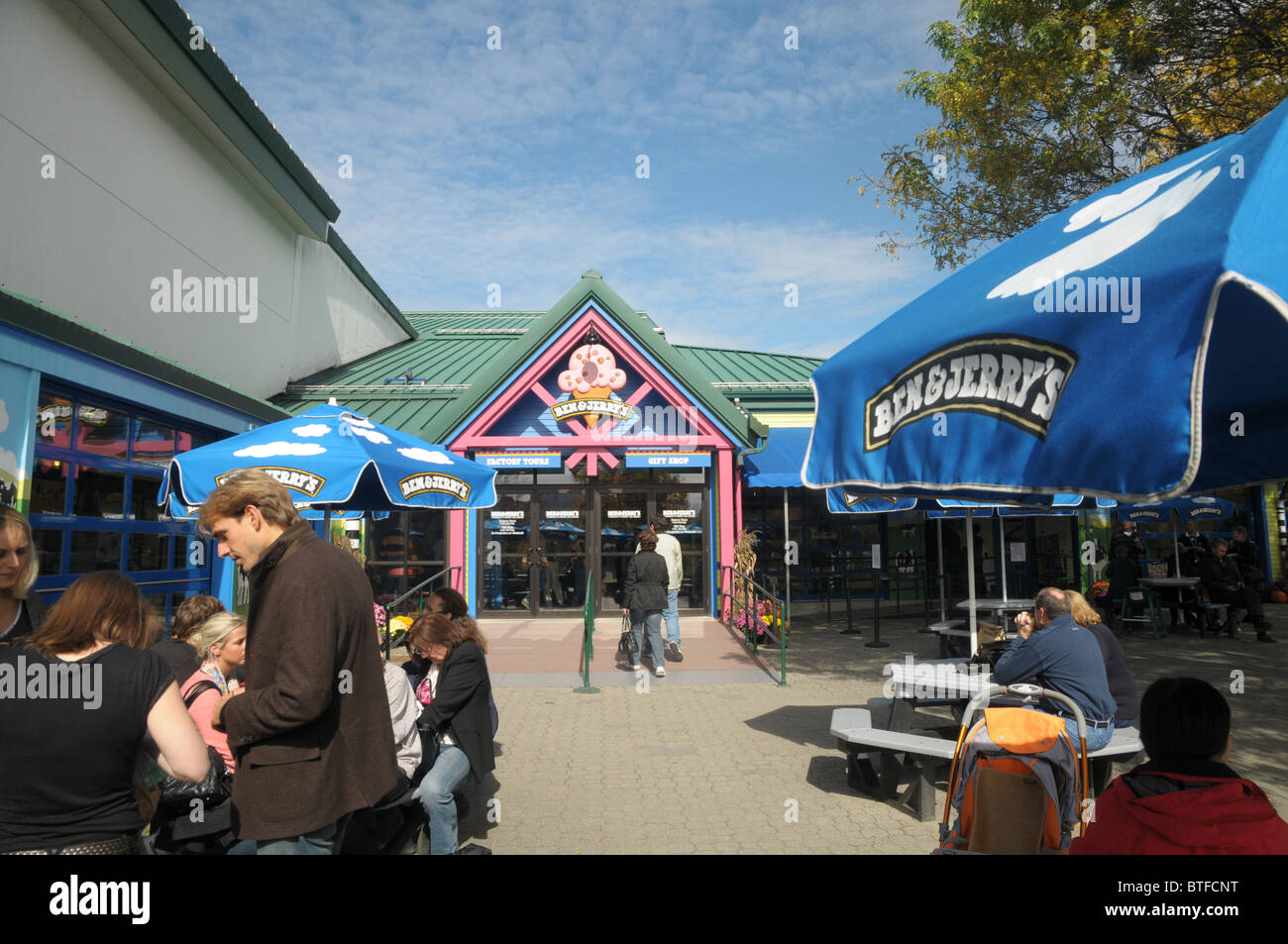 Les touristes entrez la glace Ben & Jerry's entrée de l'usine. Banque D'Images