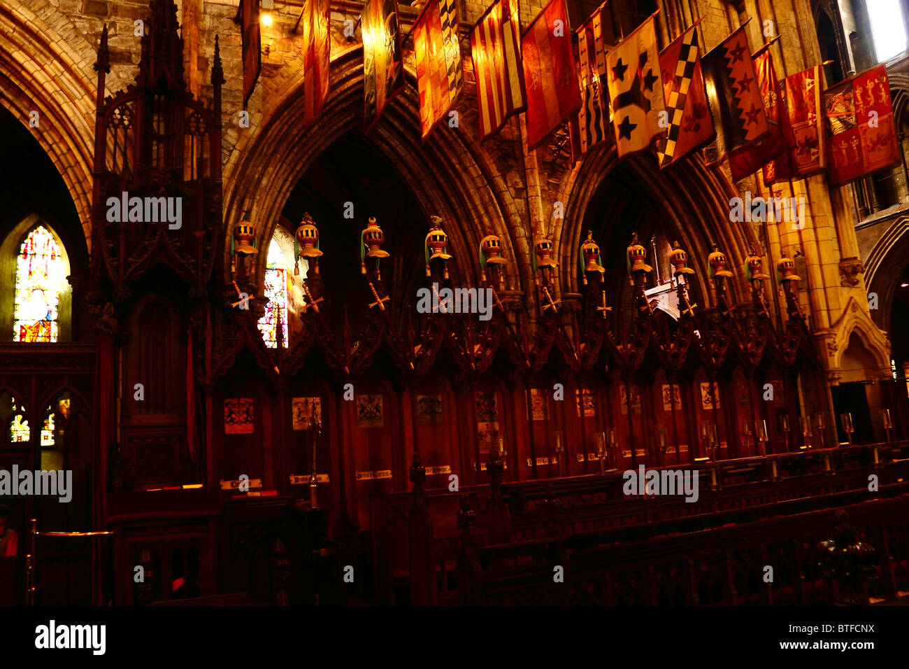 Bannières et armoiries des chevaliers affiché dans le choeur de la Saint Patrick's Cathedral à Dublin, Irlande. Banque D'Images