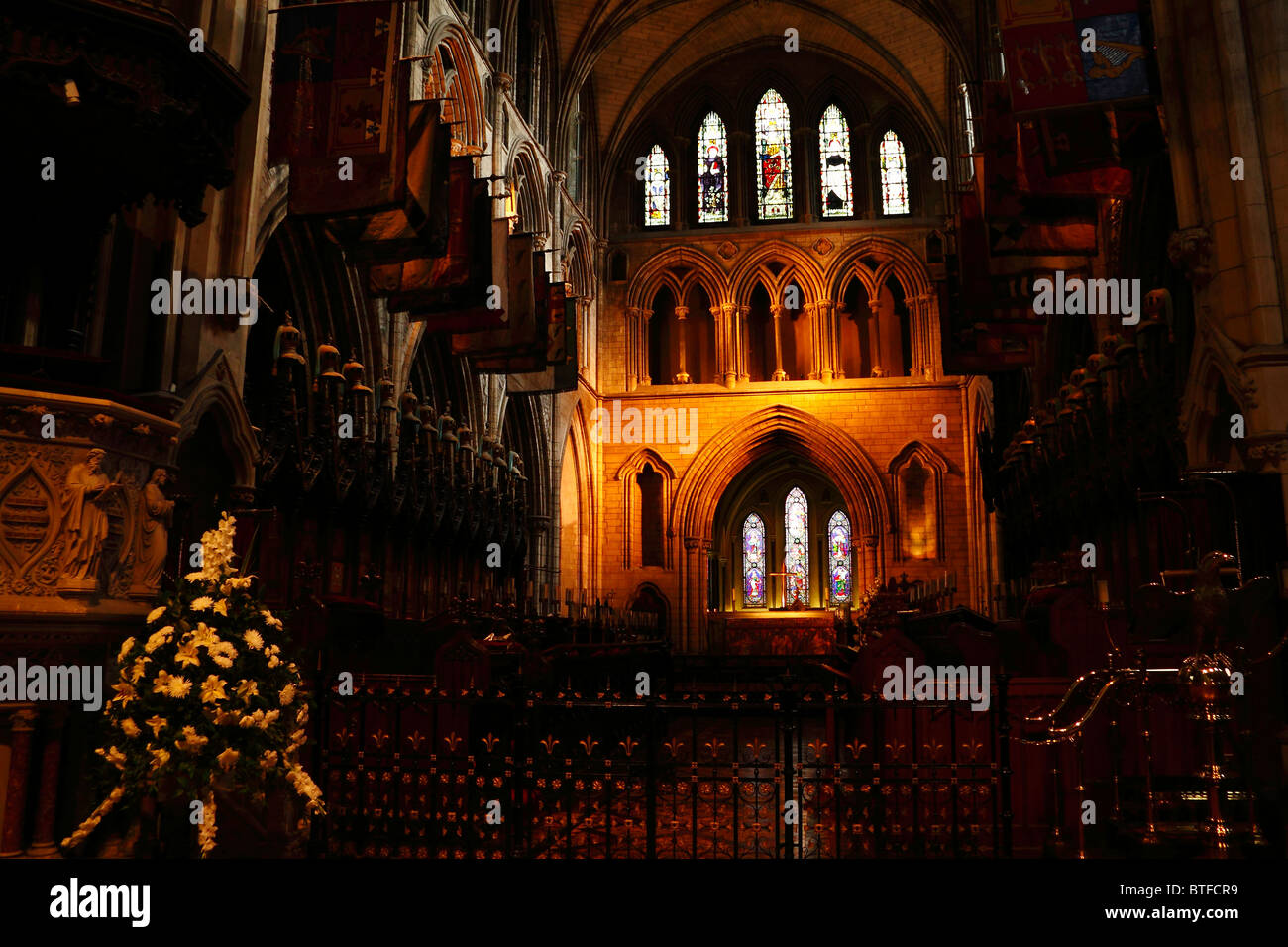 Une vue de l'intérieur de la chapelle, le choeur et les bannières des chevaliers affiché dans le la cathédrale Saint Patrick à Dublin, Irlande. Banque D'Images