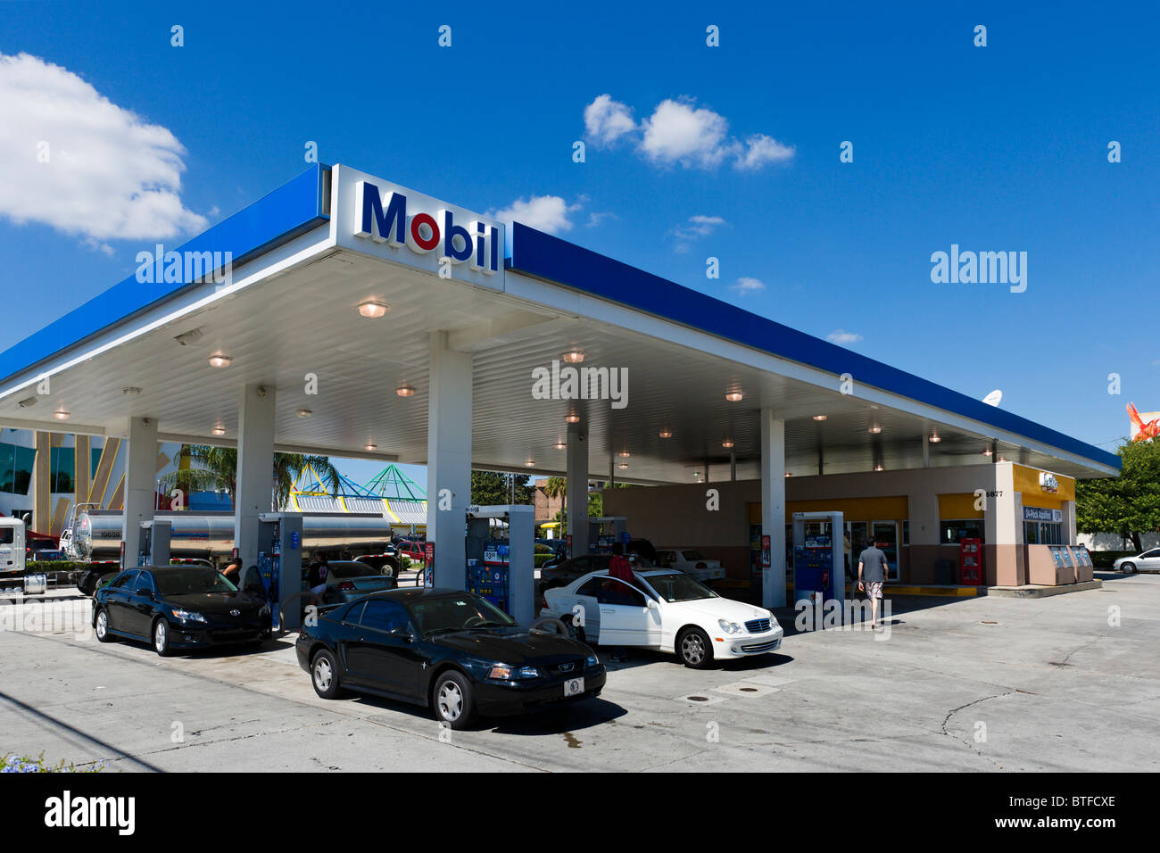 Le remplissage des voitures à une station d'essence Mobil, International Drive, Orlando, Floride, USA Central Banque D'Images