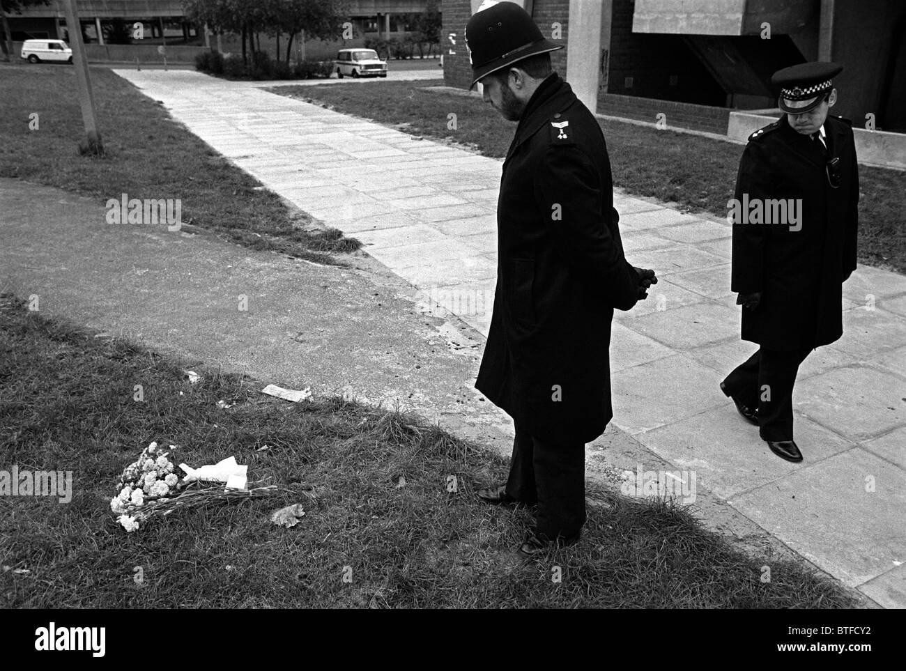 Deux policiers à l'endroit sur Broadwater Farm Estate où PC Blakelock a été assassiné au cours d'une émeute Banque D'Images