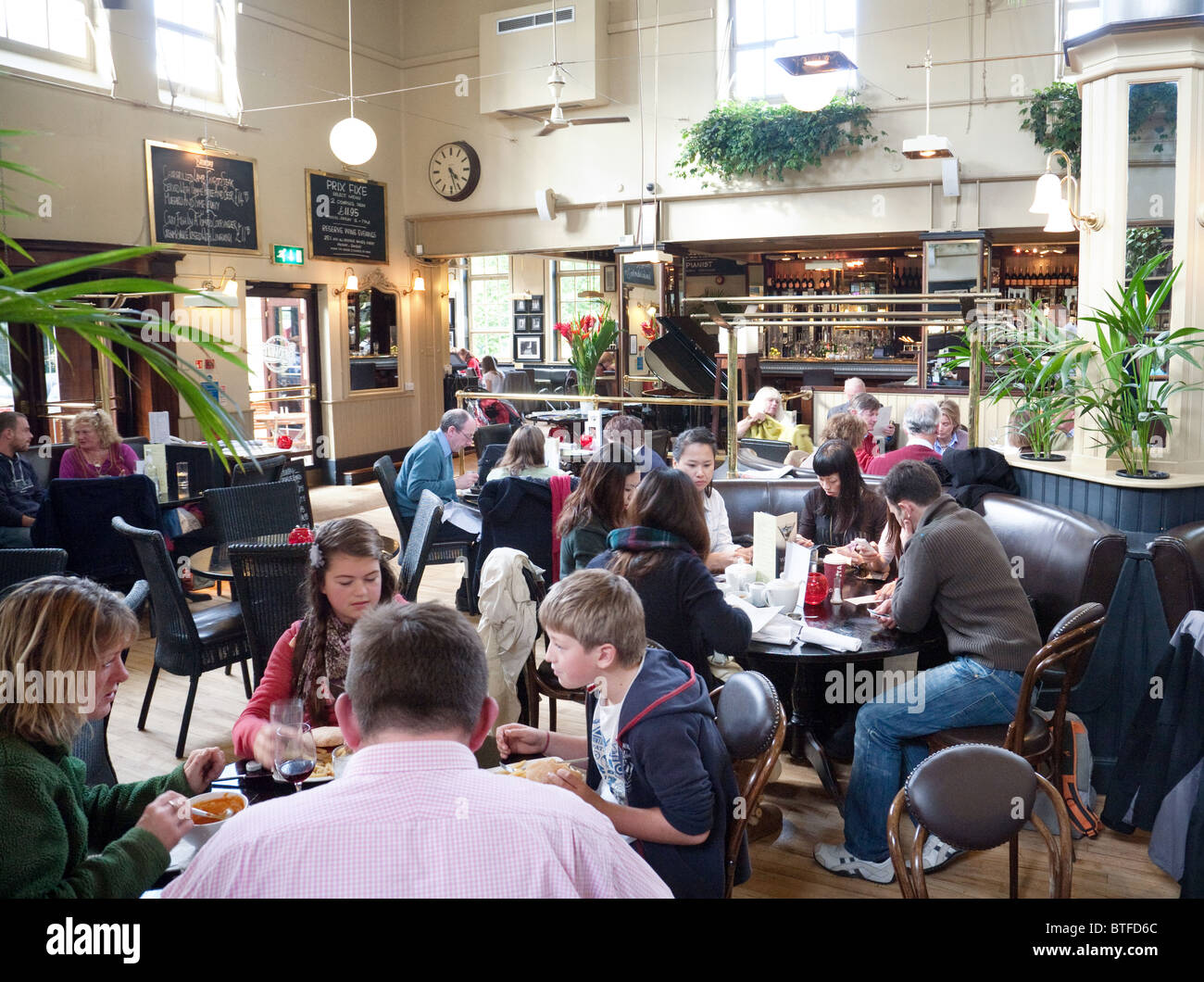 Les gens boire et manger dans le bar et brasserie restaurant Browns, trumpington St, Cambridge UK Banque D'Images