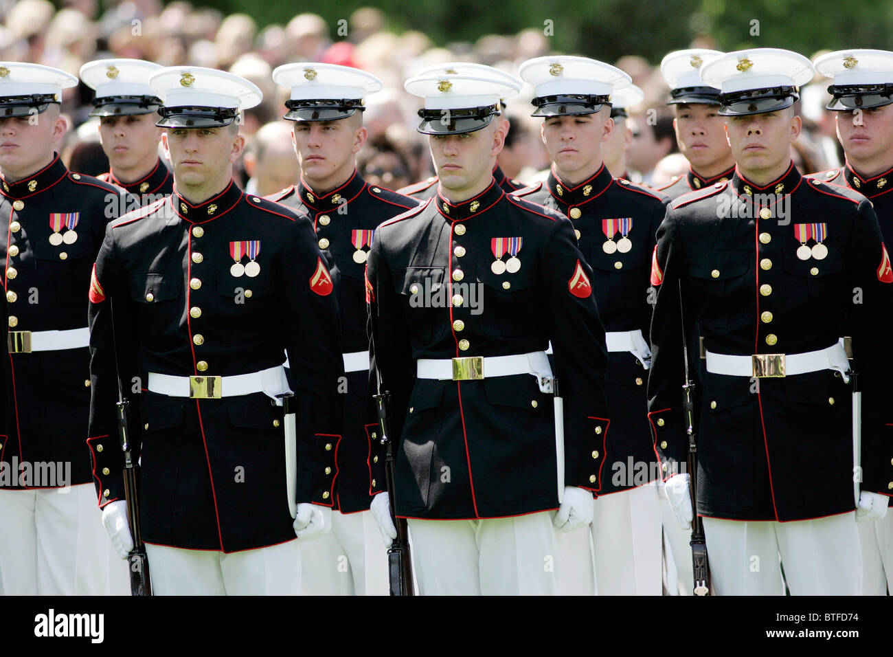 Les officiers militaires de l'United States marines forment sur la garde d'honneur à la Maison Blanche, Washington DC, USA Banque D'Images