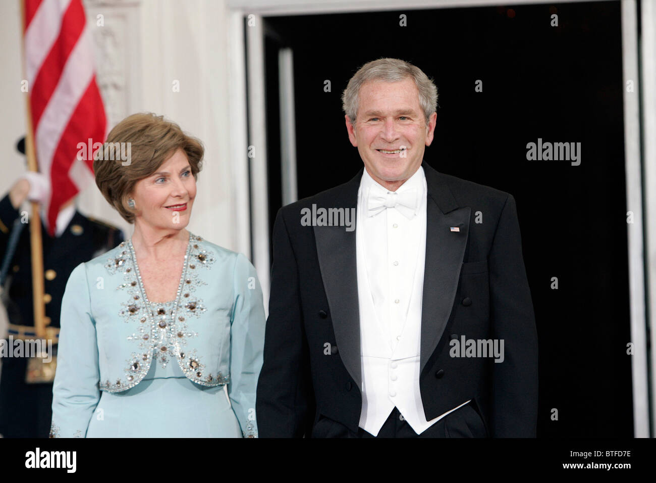 Le Président George W Bush et sa femme Laura Bush au dîner d'État à la Maison Blanche, Washington DC, USA Banque D'Images