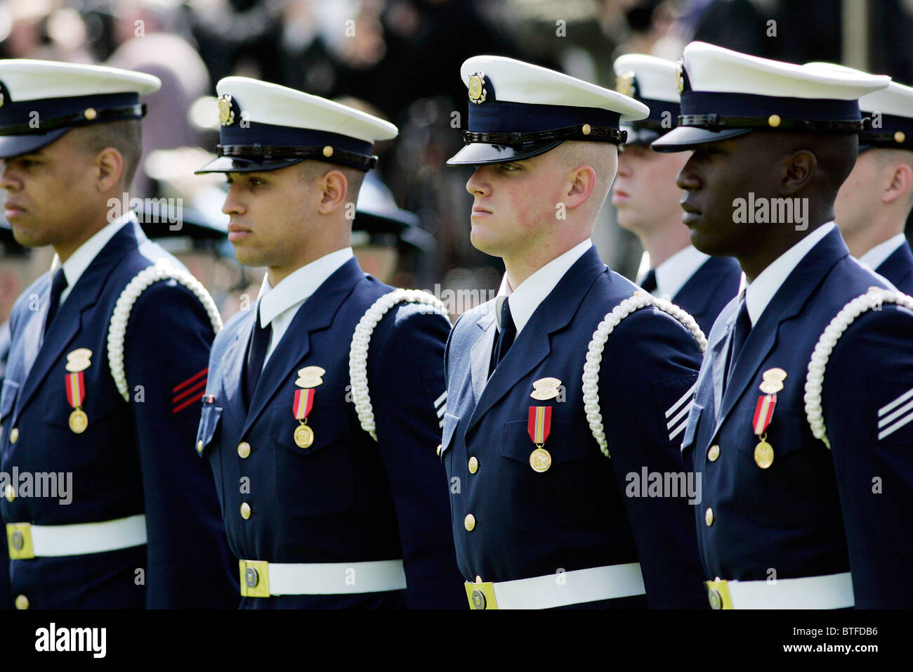 Les officiers militaires de l'Armée de terre, marine et aviation forme sur la garde d'honneur à la Maison Blanche, Washington DC, USA Banque D'Images