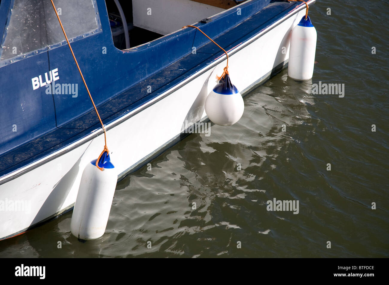 Petit bateau avec trois ailes bleu et blanc pour protéger la coque Banque D'Images