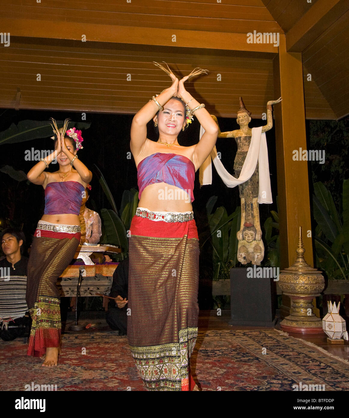 Les femmes thaïlandaises l'exécution de danses traditionnelles. Chiang Mai, Thaïlande. Banque D'Images