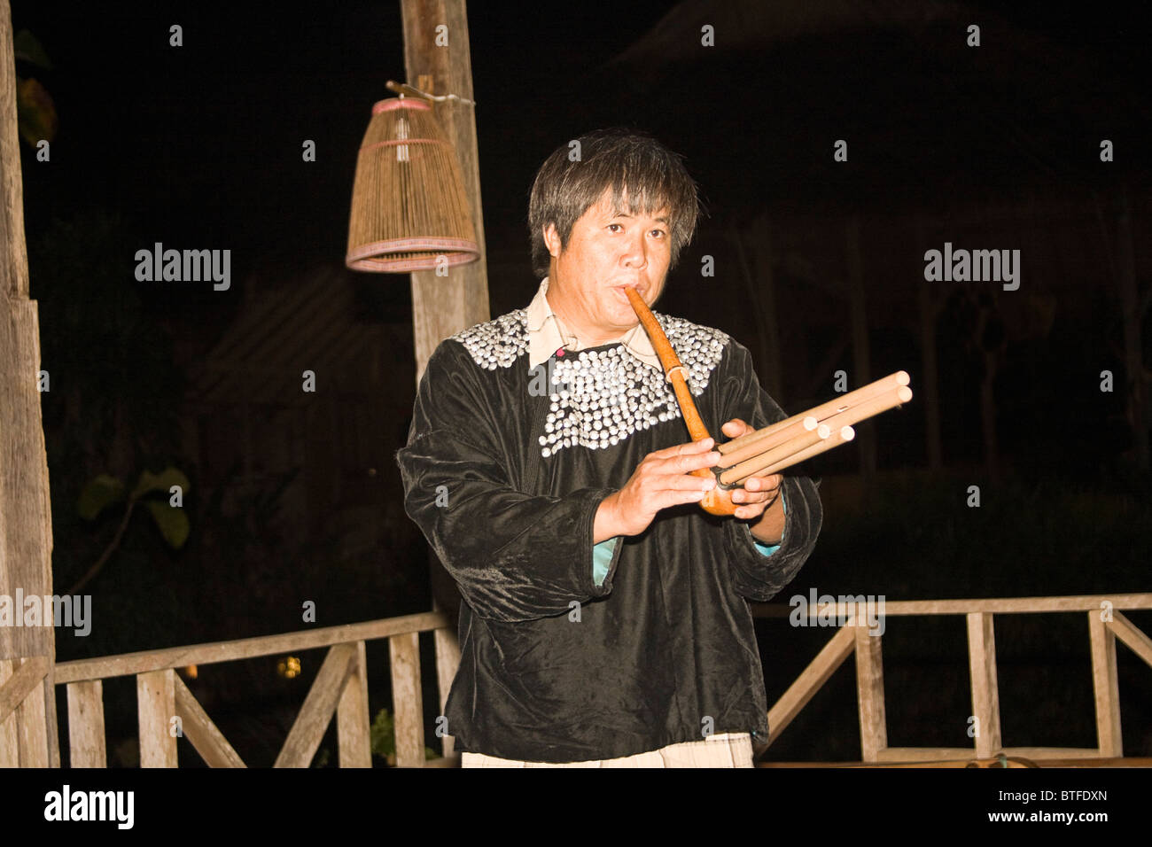 L'homme de la tribu Lisu chanson joue sur les conditions de la flûte. Région de Chiang Mai, dans le nord de la Thaïlande. Banque D'Images