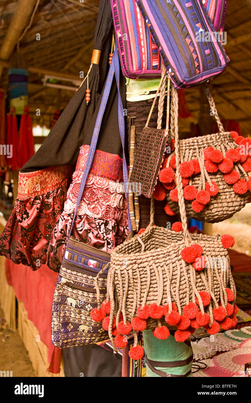 Tribu Lisu de l'artisanat à vendre dans la région de Chiang Mai en Thaïlande du nord. Banque D'Images