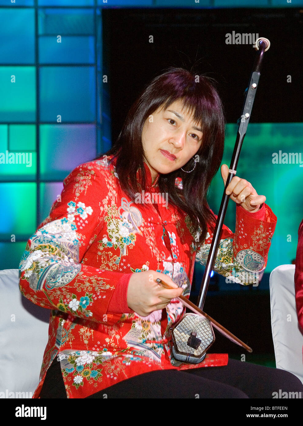 Deux anciens à cordes violon chinois classique type d'instrument de musique  à cordes du huqin famille connue sous le nom d'un erhu Photo Stock - Alamy