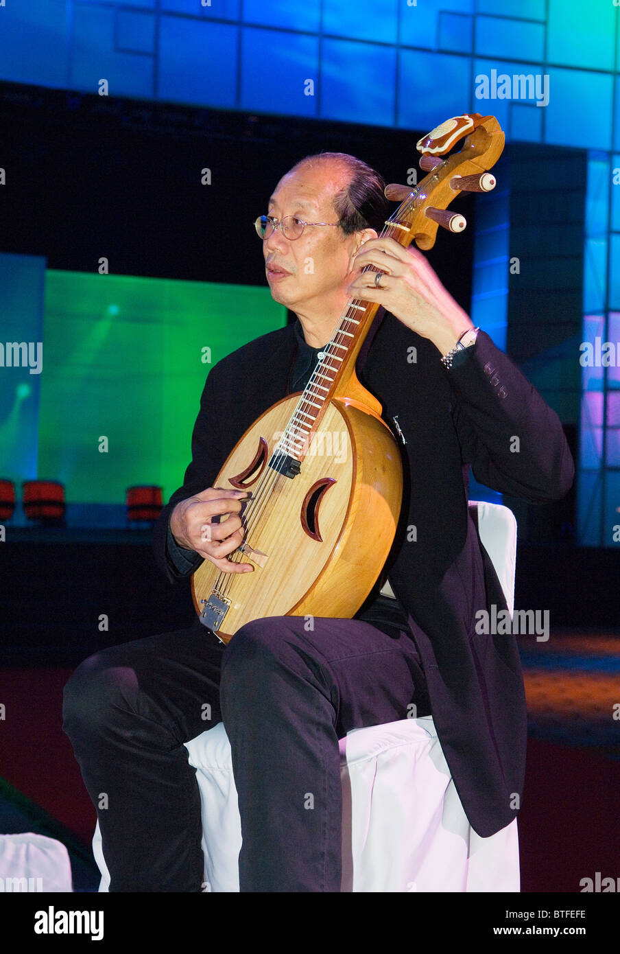 Homme jouant du luth chinois à quatre cordes guitare ancienne famille  d'instruments de musique classique connue sous le nom de ruan, Hong Kong,  Chine Photo Stock - Alamy