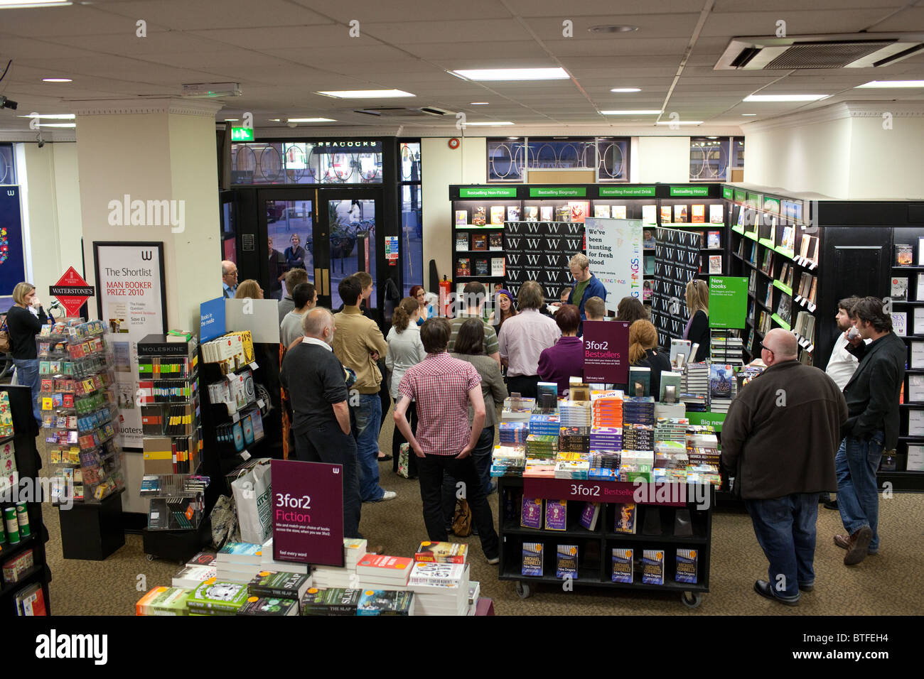 Jeunes Lumières Les book series publié par lancer au Watersones parthe librairie à Cardiff, Pays de Galles. Banque D'Images
