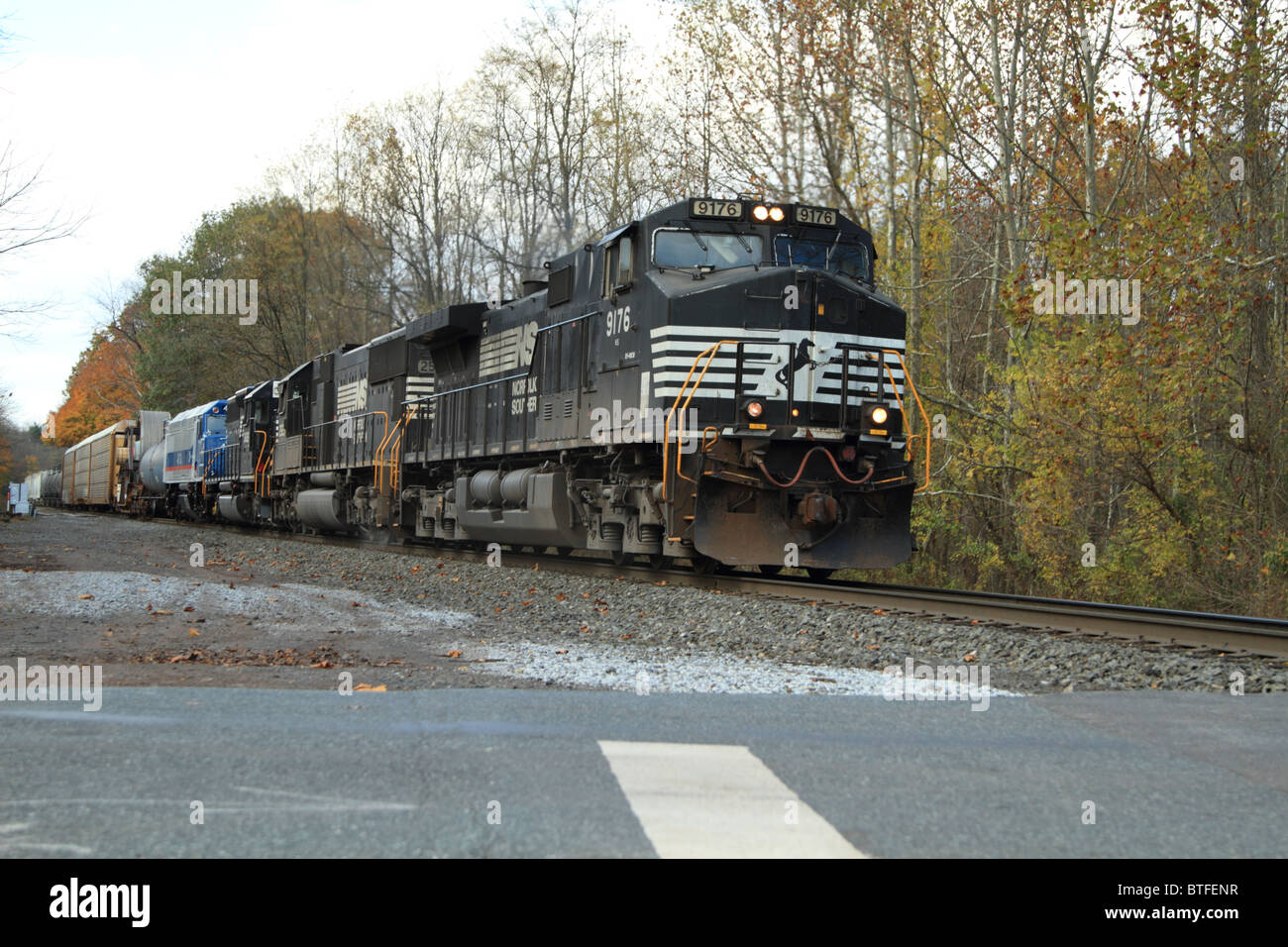 Le train de marchandises en direction de l'NorfolkSouthern à Landsdowne,NJ derrière General Electric et General Motors de locomotives. Banque D'Images
