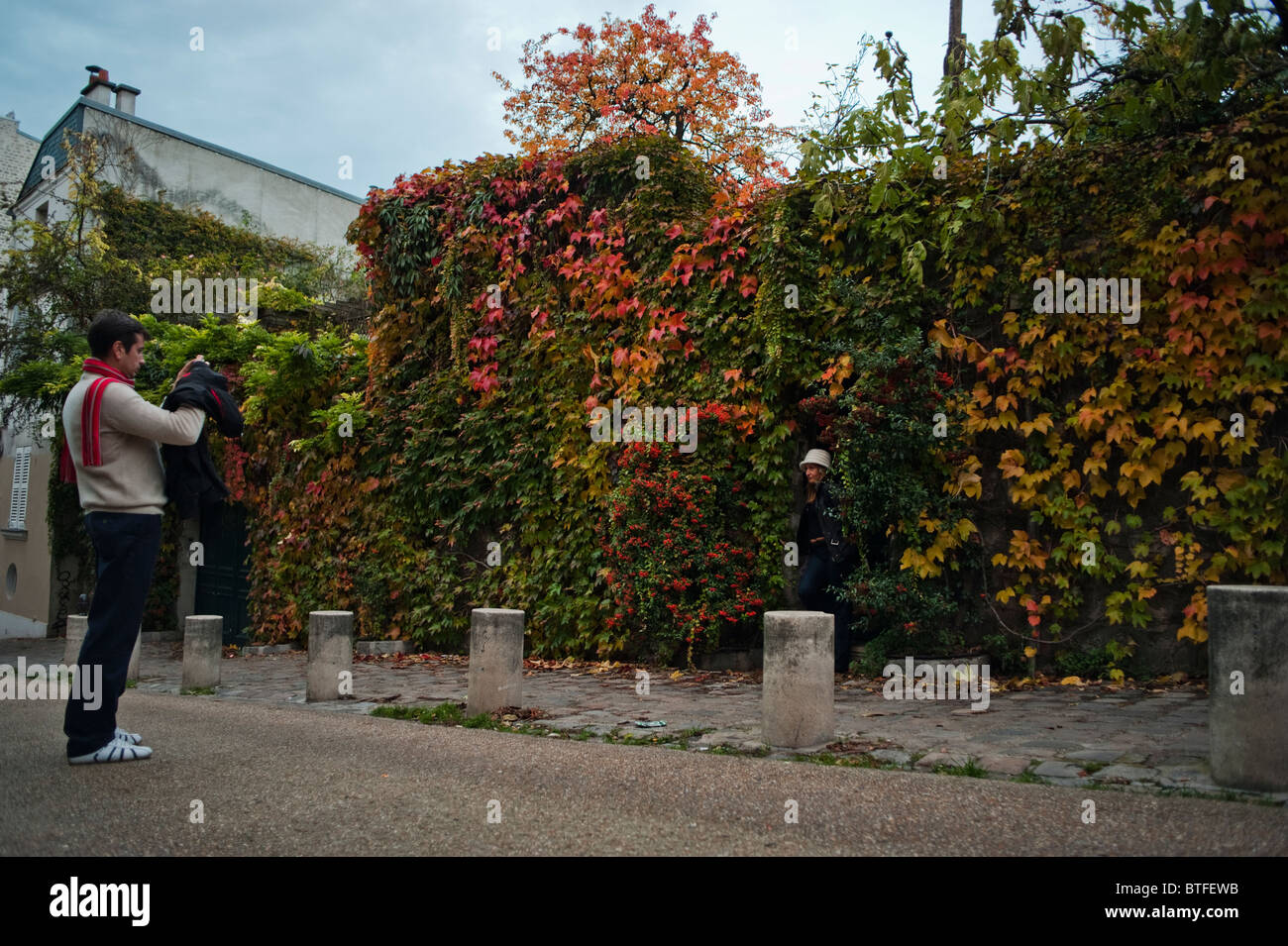 Paris, France, scène de rue, les gens se rendant sur Montmartre, mur de jardin en automne, saison d'automne, Town Square, murs verts Banque D'Images